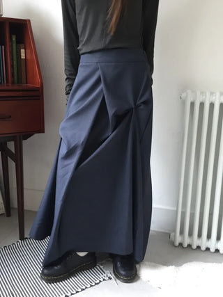 Mood-draping long skirt that completes the look effortlessly