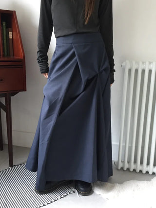 Mood-draping long skirt that completes the look effortlessly