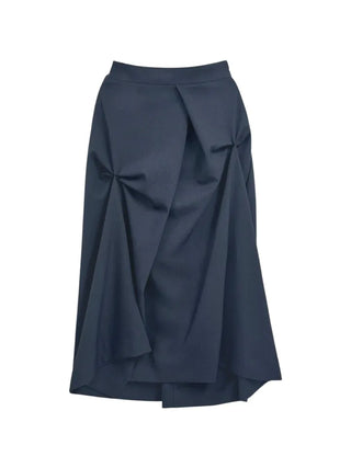 Mood-draping long skirt that completes the look effortlessly