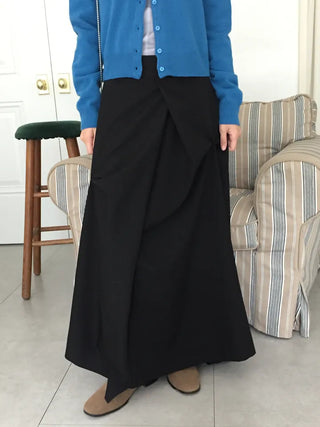 Mood-draping long skirt that completes the look effortlessly