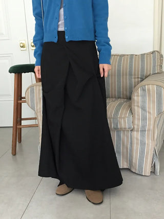 Mood-draping long skirt that completes the look effortlessly