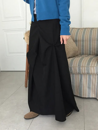 Mood-draping long skirt that completes the look effortlessly