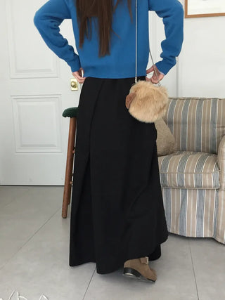 Mood-draping long skirt that completes the look effortlessly