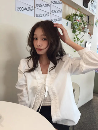 A delicate blouse completed with a single ribbon