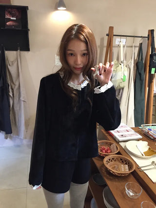 Velvet-mood frill blouse  Winter goddess look