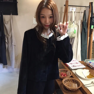 Velvet-mood frill blouse  Winter goddess look