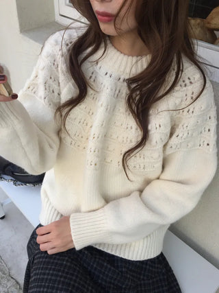 Daily Delicate Fit Knit Ivory & Navy – Winter Vibes Punching Details