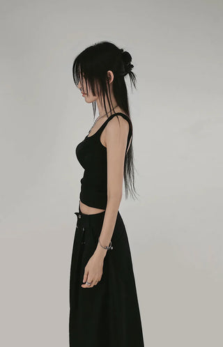 RIVET BACK SLIT U-NECK SLEEVELESS T-shirt with rivet back slit and U-neck sleeveless