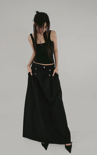 RIVET BACK SLIT U-NECK SLEEVELESS T-shirt with rivet back slit and U-neck sleeveless