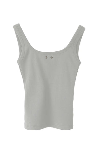 RIVET BACK SLIT U-NECK SLEEVELESS T-shirt with rivet back slit and U-neck sleeveless