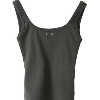 RIVET BACK SLIT U-NECK SLEEVELESS T-shirt with rivet back slit and U-neck sleeveless