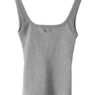 RIVET BACK SLIT U-NECK SLEEVELESS T-shirt with rivet back slit and U-neck sleeveless
