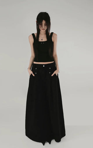 RIVET BACK SLIT U-NECK SLEEVELESS T-shirt with rivet back slit and U-neck sleeveless