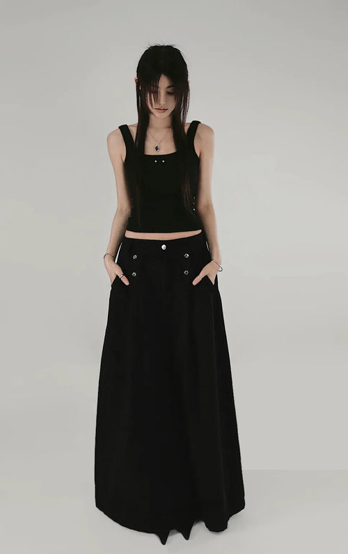RIVET BACK SLIT U-NECK SLEEVELESS T-shirt with rivet back slit and U-neck sleeveless