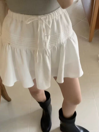 Lace-up short white skirt