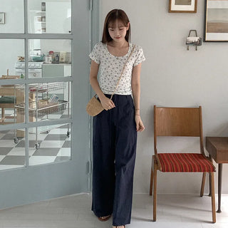 Ribbed Flower U-Neck T-Shirt