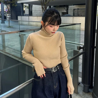 Hand warmer high neck T-shirt