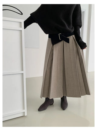 pleated skirt