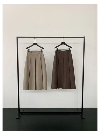 pleated skirt
