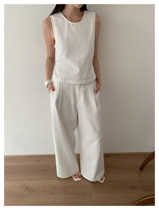 Sleeveless Slim top