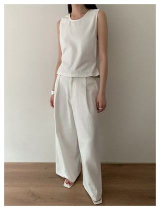 Sleeveless Slim top