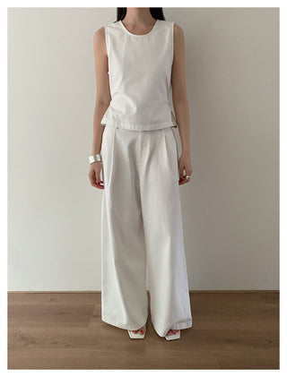 Sleeveless Slim top