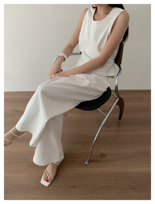 Sleeveless Slim top