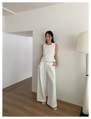 Sleeveless Slim top