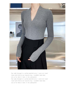 V-neck bottoming shirt