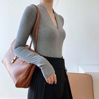 V-neck bottoming shirt