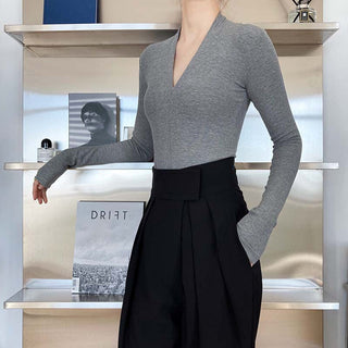 V-neck bottoming shirt