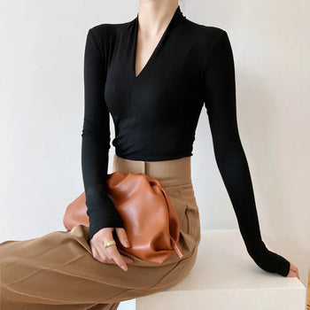 V-neck bottoming shirt