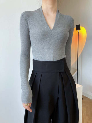 V-neck bottoming shirt