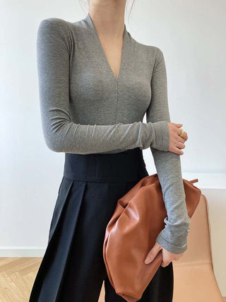 V-neck bottoming shirt