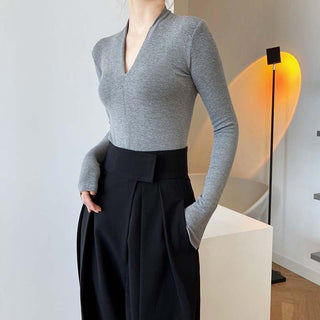V-neck bottoming shirt