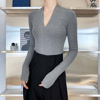 V-neck bottoming shirt