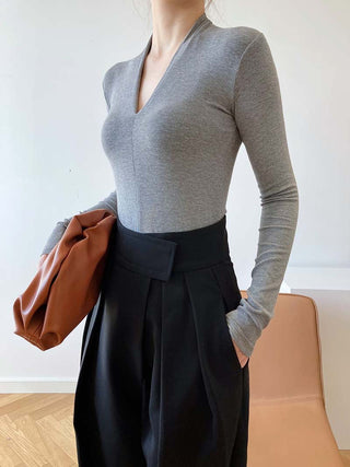 V-neck bottoming shirt