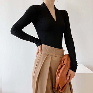 V-neck bottoming shirt