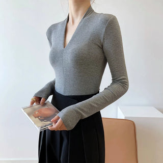 V-neck bottoming shirt