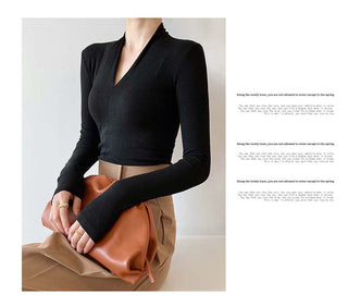 V-neck bottoming shirt