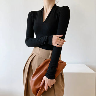 V-neck bottoming shirt