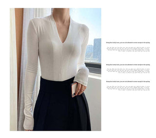 V-neck bottoming shirt