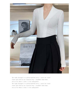 V-neck bottoming shirt