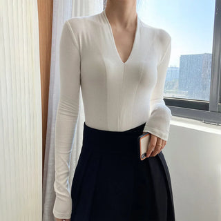 V-neck bottoming shirt