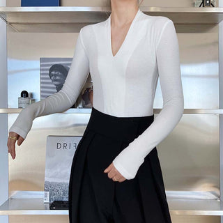V-neck bottoming shirt