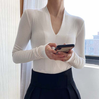 V-neck bottoming shirt