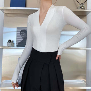 V-neck bottoming shirt