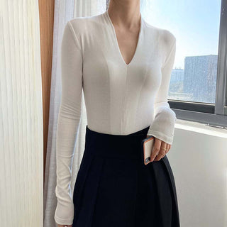 V-neck bottoming shirt