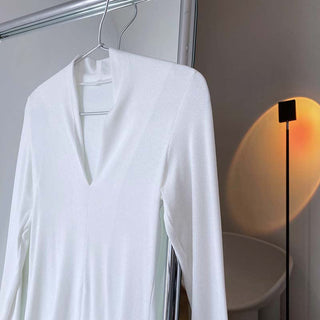 V-neck bottoming shirt
