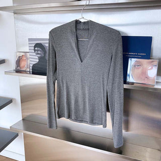 V-neck bottoming shirt